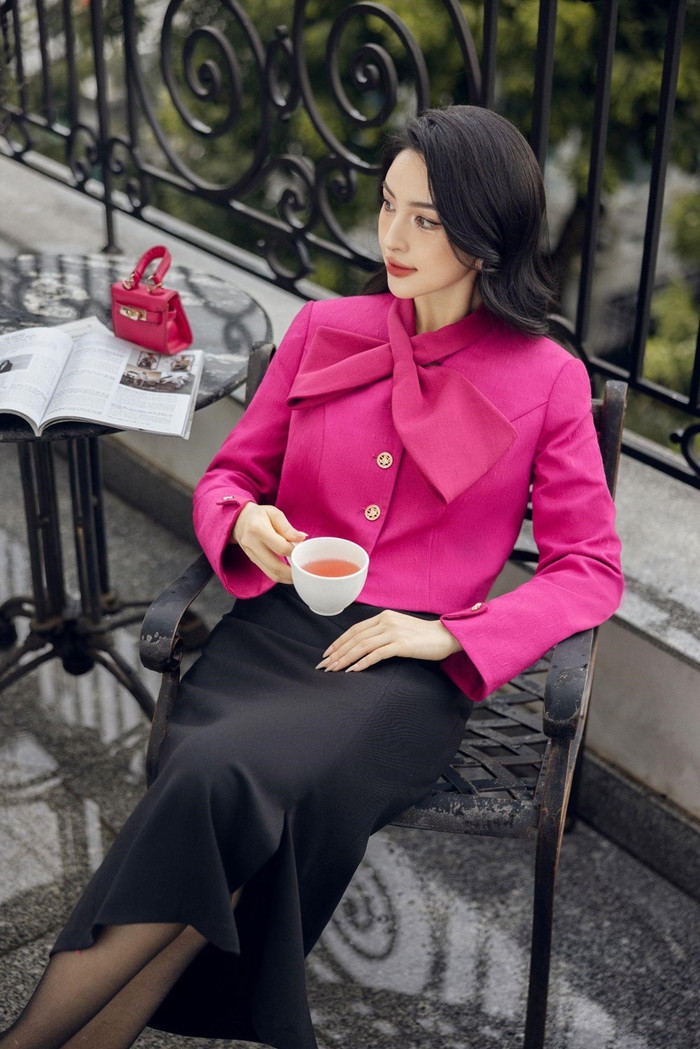 Sử dụng chất liệu cao cấp, thoáng mát và thiết kế tối giản, mỗi sản phẩm đều được chăm chút để phù hợp với nhu cầu di chuyển linh hoạt nhưng vẫn giữ được vẻ sang trọng và tinh tế. Thiết kế áo tay dài thanh lịch, phù hợp cho môi trường công sở hay các dịp trang trọng. Điểm nhấn là cổ áo biến tấu thành chiếc nơ được cắt may sắc sảo và tinh tế. 