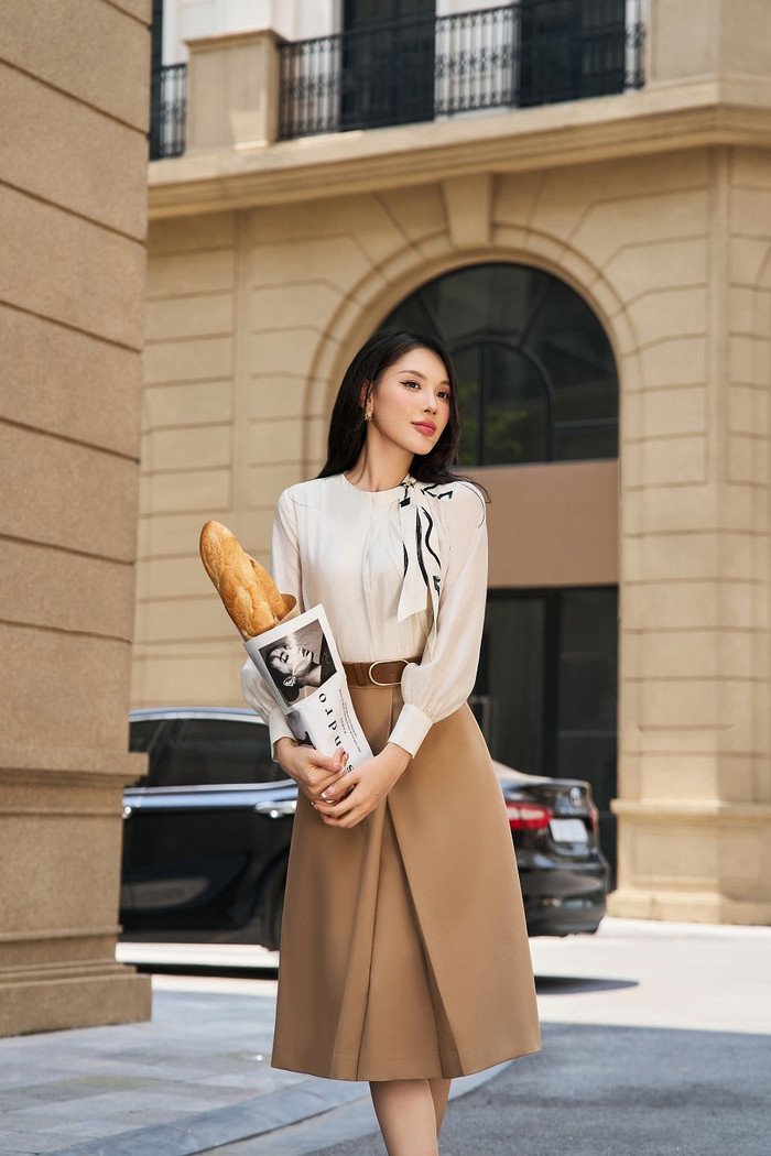 Với những món đồ quen mà lạ gồm áo sơ mi kèm khăn quàng cổ và chân váy, bản phối đã đem đến cho chủ nhân diện chúng những hình ảnh đầy mới mẻ và thú vị chốn văn phòng. Không chỉ phù hợp để mặc đi làm mà chỉ cần thêm phụ kiện như khuyên tai, băng đô cài tóc hay khăn lụa tạo điểm nhấn là nàng có ngay bộ đồ tuyệt đẹp để diện đi chơi.