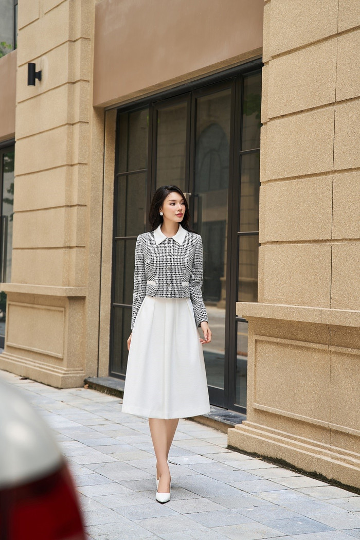 Phụ nữ hiện đại không chỉ tìm kiếm sự thoải mái mà còn cần thể hiện cá tính thông qua trang phục công sở. Những thiết kế với kiểu dáng đa dạng, từ váy bút chì cổ điển, váy kiểu họa tiết, set blazer đến quần tây dáng suông thời thượng.