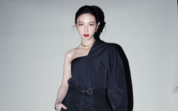 Trang phục lệch vai gây sốt toàn cầu: Từ Thùy Tiên đến Song Hye Kyo đều mê mẩn Ảnh 2