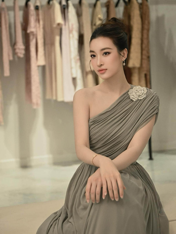 Hoa hậu Đỗ Mỹ Linh toát lên vẻ nữ tính, điệu đà khi diện chiếc đầm màu xám có thiết kế lộ một bên vai giúp tăng độ quyến rũ nhưng vẫn giữ được sự thanh lịch. 