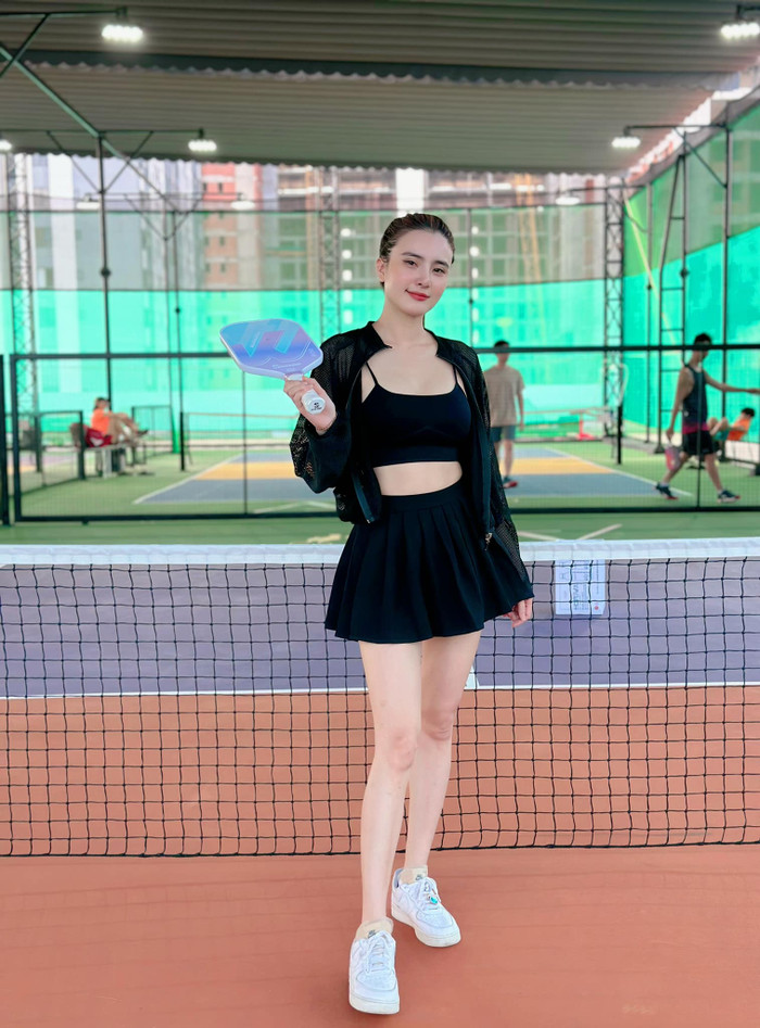 Cư dân mạng phản ứng về thời trang gợi cảm của em gái Công Vinh khi chơi pickleball.