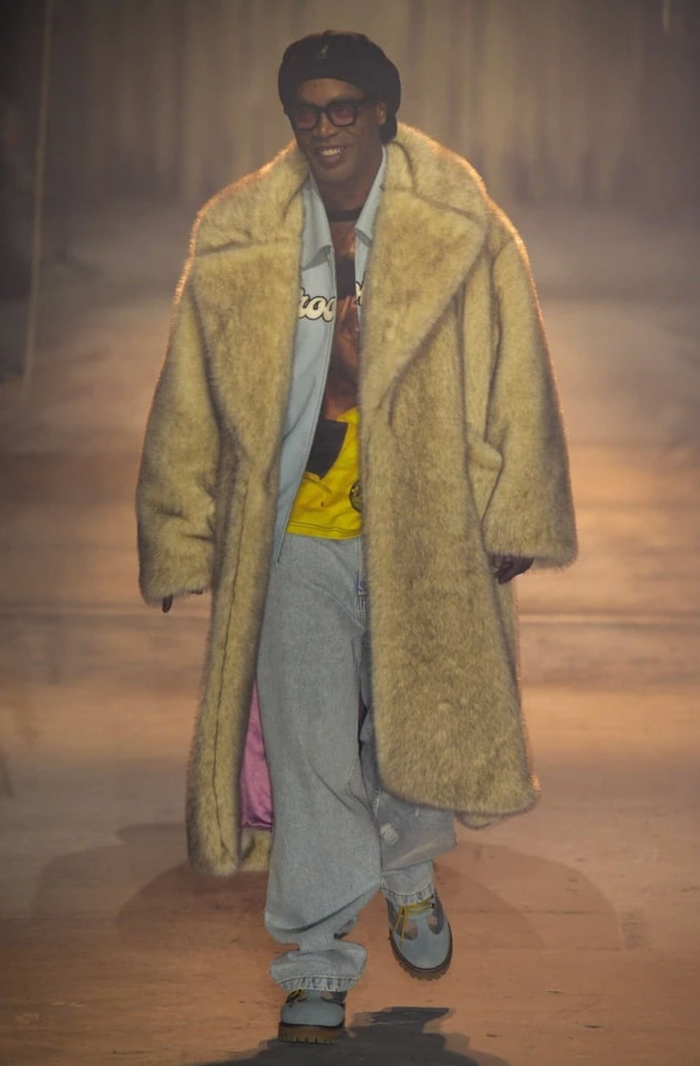 'huyền thoại bóng đá' người Brazil - Ronaldinho lên sàn diễn thời trang chỉ sau 2 giờ xuất hiện.