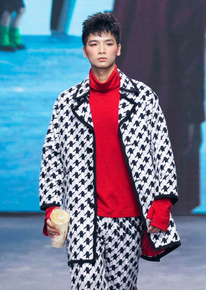 VĐV Nguyễn Hữu Kim Sơn bị 'ném đá' thiếu chuyên nghiệp, 'vừa catwalk vừa uống trà sữa'.