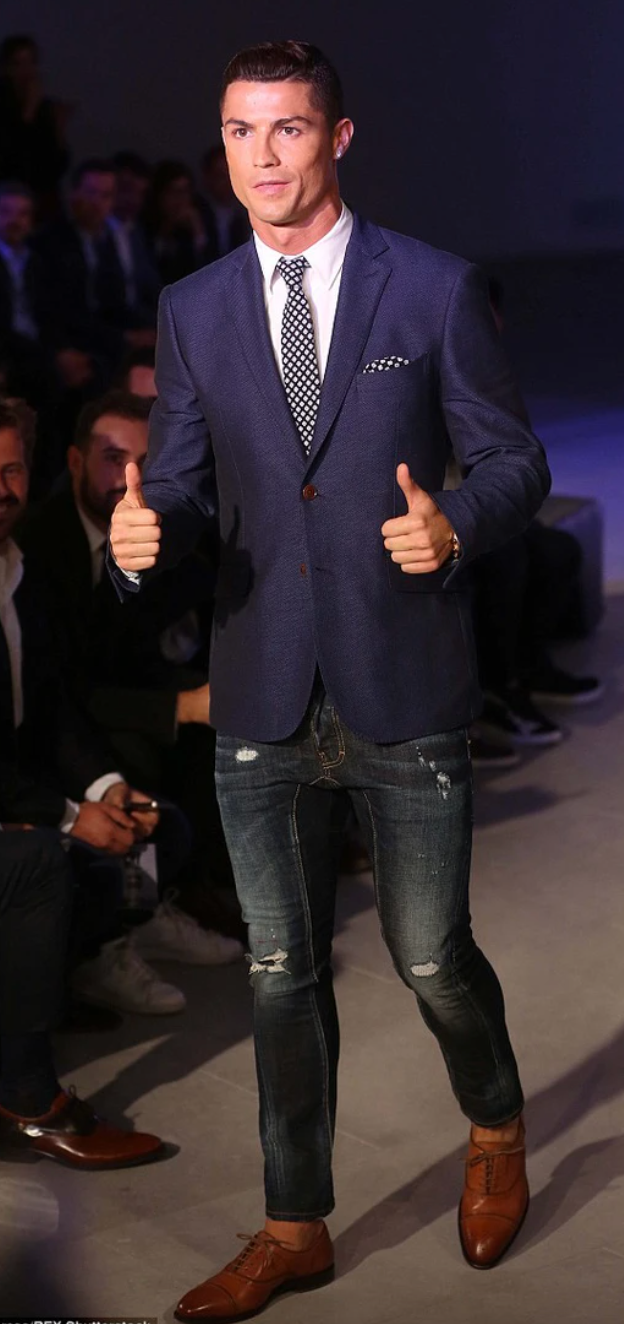 Ronaldo thử sức trở thành người mẫu, trình diễn bộ sưu tập giày da vào năm 2015.