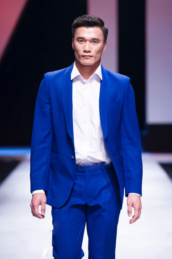 Bùi Tiến Dũng lần đầu làm người mẫu catwalk đã nhận về không ít những tranh cãi trái chiều.