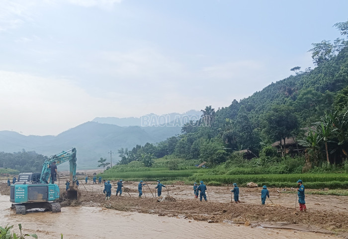 Một thi thể nữa được tìm thấy ở làng Nủ chiều nay. Ảnh: Báo Lào Cai.