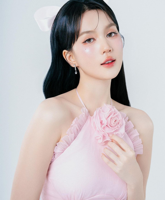 Ngọc Trinh thu hút với nhan sắc ngọt ngào, nữ tính.