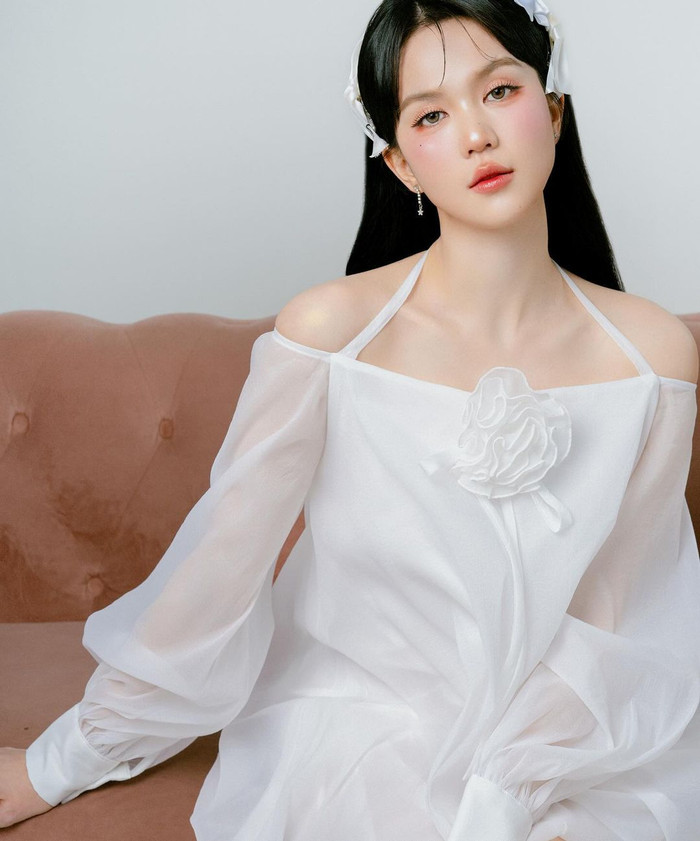 Ngọc Trinh liên tục có những dòng trạng thái về phụ nữ.