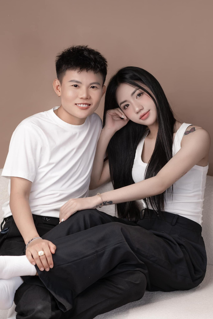 Mới đây nhất, 'hot girl' tuyển nữ Việt Nam Trần Thị Duyên tung khoảnh khắc 'tình bể bình' bên cạnh người yêu là tiền vệ Nguyễn Thị Bích Thuỳ. Được biết, cả hai công khai chuyện tình cảm sau khi cùng đội tuyển bóng đá nữ Việt Nam tham gia World Cup 2023. Trên mạng xã hội, Thị Duyên và Bích Thuỳ không ngần ngại thể hiện tình cảm dành cho đối phương. Vào dịp Tết 2024, 'hot girl' bóng đá Việt Nam còn về thăm gia đình của người yêu. 