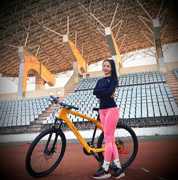 Ngoài bộ môn sở trường, 'hot girl' tuyển nữ Việt Nam còn có niềm đam mê với đạp xe, tập gym....Với lịch trình tập luyện dày đặc cùng chế độ ăn uống chuẩn chỉnh của cầu thủ, Trần Thị Duyên càng có lợi thế để duy trì được hình thể săn chắc, thon gọn. 