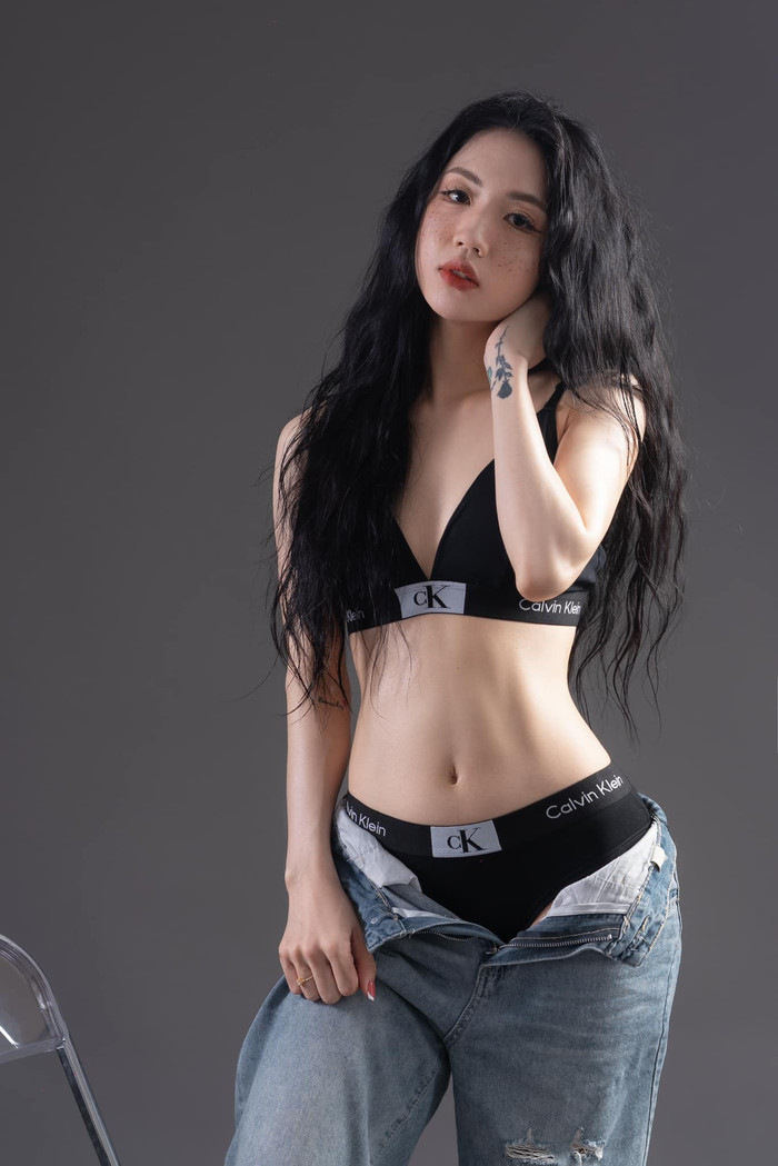 'Hot girl' tuyển nữ Trần Thị Duyên, sinh năm 2000, sở hữu gương mặt xinh đẹp, làn da trắng cùng 3 vòng nóng bỏng. Vào đầu năm nay, hậu vệ 24 tuổi tung bộ ảnh diện nội y khoe trọn sắc vóc gợi cảm. 