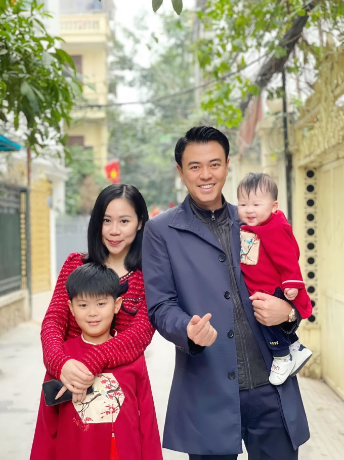 MC Tuấn Tú hiện viên mãn bên vợ và 2 con.