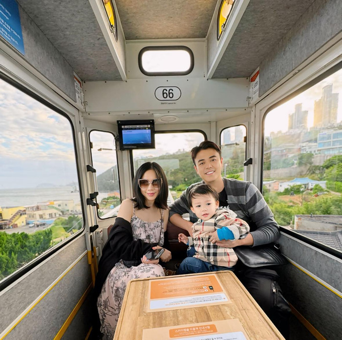 Vợ chồng MC Chiếc Nón Kỳ Diệu trong chuyến du lịch Hàn Quốc gần đây cùng con trai.