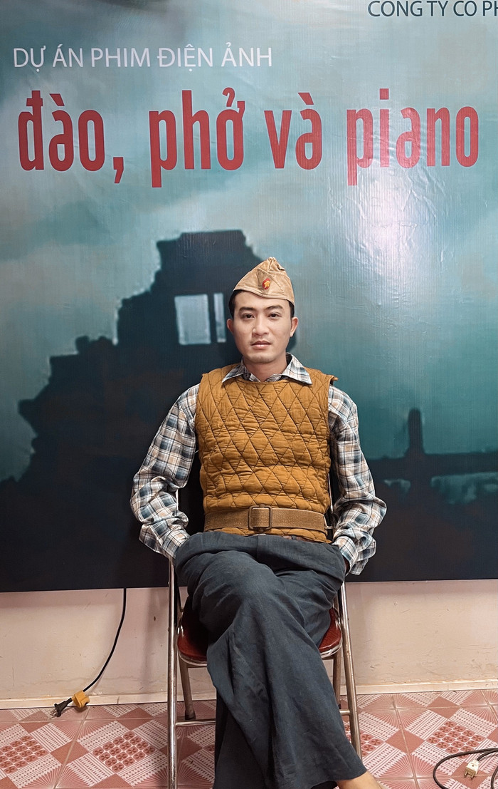 Doãn Quốc Đam trong hậu trường bộ phim.