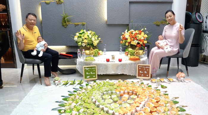 Đây cũng là lần đầu tiên, Phương Oanh hé lộ tên thật của hai 'baby shark'. Theo đó, bé trai Jimmy tên thật là Nhật Khang, còn bé gái Jenny tên thật là Nhật Hạ. 