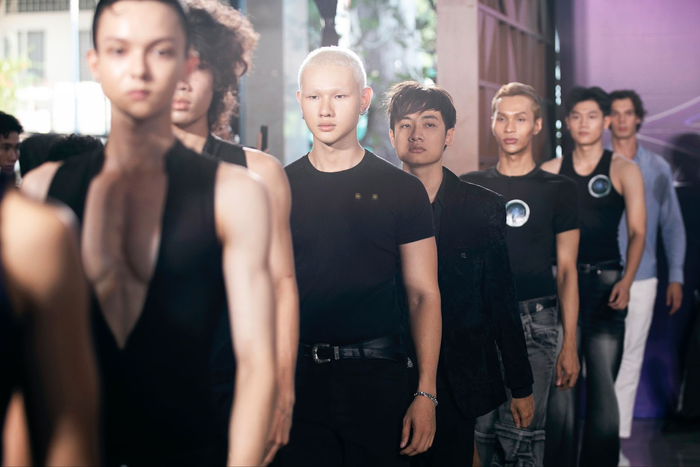 Đạo diễn Long Kan cho biết 50% người mẫu tại show diễn được chọn từ kết quả casting. Số lượng này cũng vượt 10% so với tiêu chí ban đầu bởi vì sự thể hiện, tự tin của các người mẫu trẻ. Các người mẫu được lựa chọn theo tiêu chí chuyên nghiệp về thần thái, phong cách, vóc dáng. Bên cạnh đó, khả năng biến hóa linh hoạt để phù hợp với sự đa dạng của show diễn sắp tới cũng là tiêu chí được bám sát trong quá trình giám khảo chấm thi. 