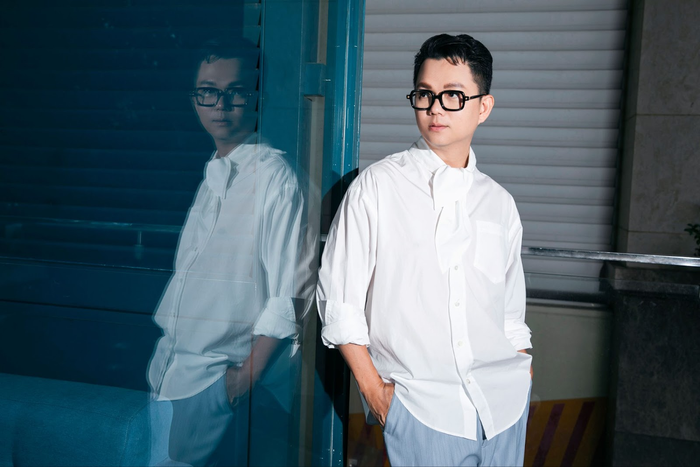 Nêu quan điểm về việc TikToker lấn sân các sân khấu thời trang, đạo diễn Long Kan nói: “Yếu tố để tạo sự viral cho một chương trình là điều cũng rất cần thiết nhưng quan trọng hơn cả là việc chọn một người mẫu thể hiện tốt nhất tinh thần của bộ sưu tập, để từ đó hình ảnh của thời trang mới được đậm chất thời trang”.