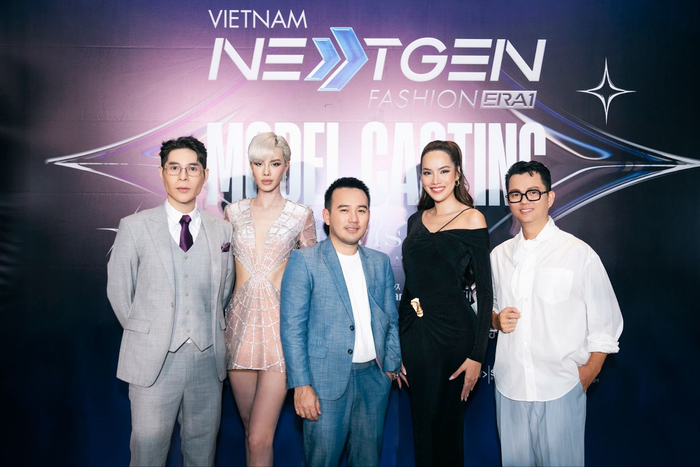 Mới đây, buổi casting show diễn Vietnam Next-Gen Fashion được chính thức tổ chức thu hút gần 300 ứng viên tham dự trong đến ngoài nước đăng ký tham gia. Sự kiện được “cầm cân nảy mực” bởi nhà sáng lập đạo diễn thời trang Long Kan, NTK Lê Thanh Hòa, đạo diễn catwalk Nguyễn Hưng Phúc, hoa hậu Lê Hoàng Phương và người mẫu - Top 10 Miss Universe Vietnam 2024 Hà Kino. 