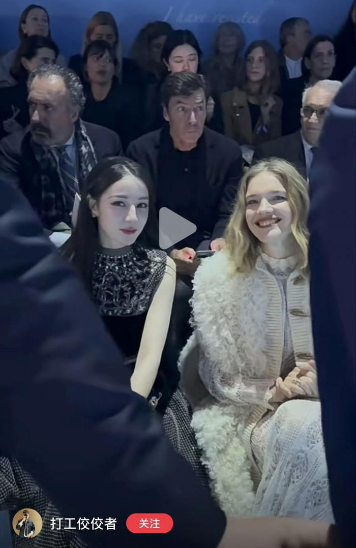 Địch Lệ Nhiệt Ba ngồi cạnh con dâu chủ tịch tập đoàn LVMH.