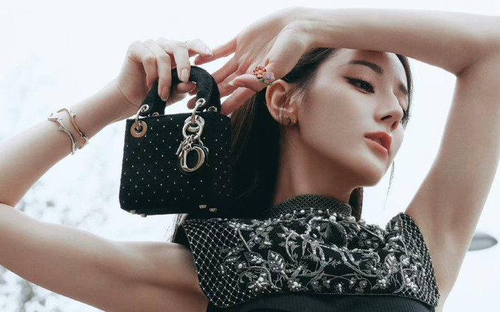 Địch Lệ Nhiệt Ba diện trang sức hơn 500 triệu, khoe vẻ đẹp siêu thực tại show Dior Ảnh 2