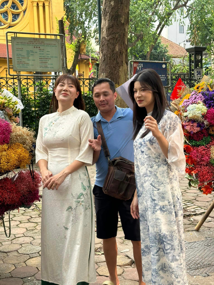 Thanh Hương và 'con gái' Võ Hoài Anh bị bắt gặp đang tạo dáng chụp ảnh trên đường phố Hà Nội. 