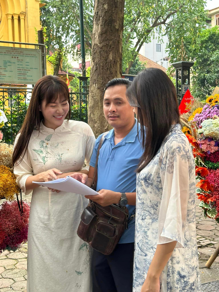 Thanh Hương và con gái cưng thả dáng trong tà áo dài trắng. 