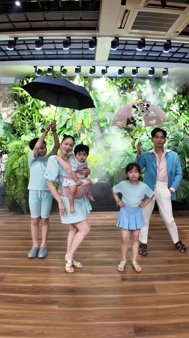 Clip gia đình của Khánh Thi - Phan Hiển cùng nhau nhảy nhót.