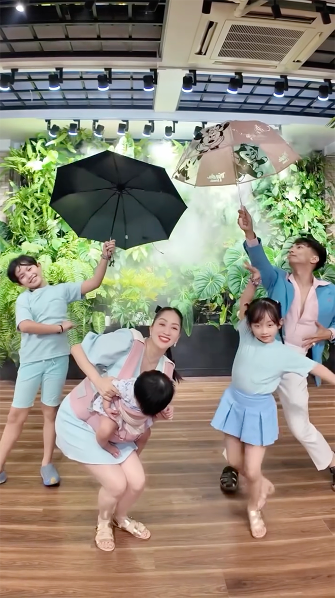 Tuy cùng nhau nhảy nhưng mỗi người lại mỗi kiểu.