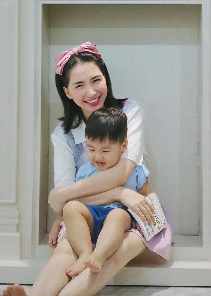 Hòa Minzy không áp lực chuyện con học hành. 