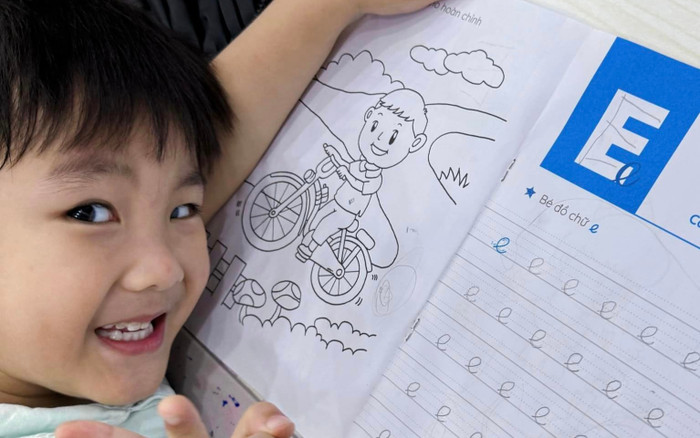 Con trai tập tành viết những chữ đầu tiên, thái độ của Hòa Minzy thế nào? Ảnh 2