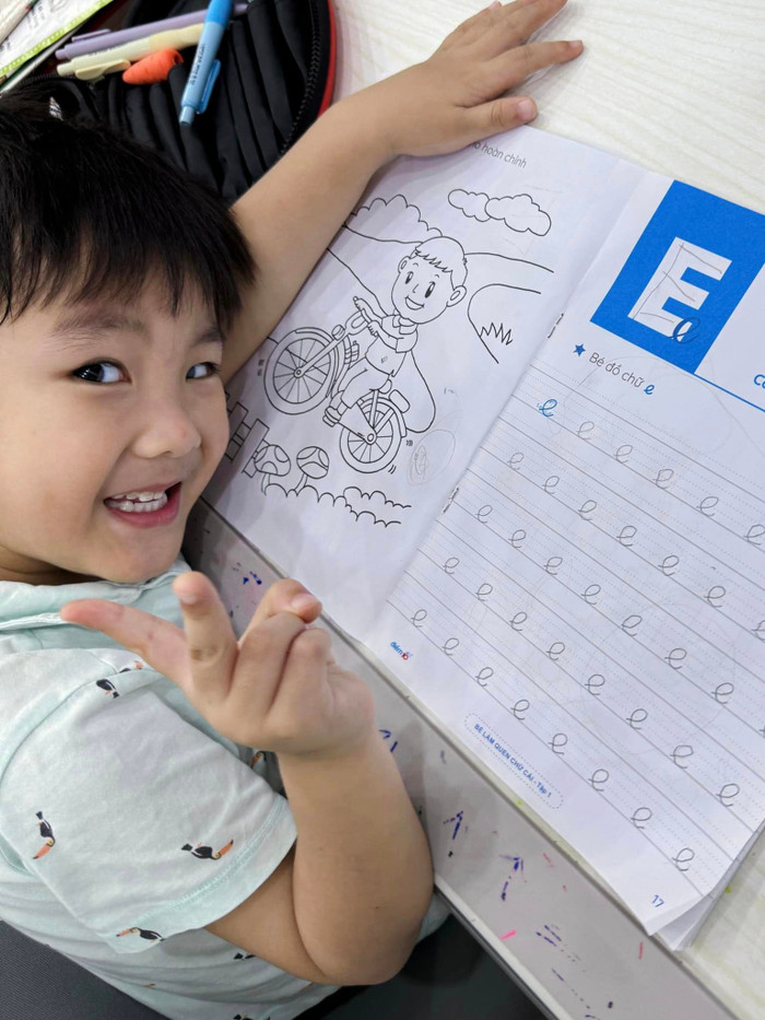 Con trai tập tành viết những chữ đầu tiên, thái độ của Hòa Minzy thế nào? Ảnh 1