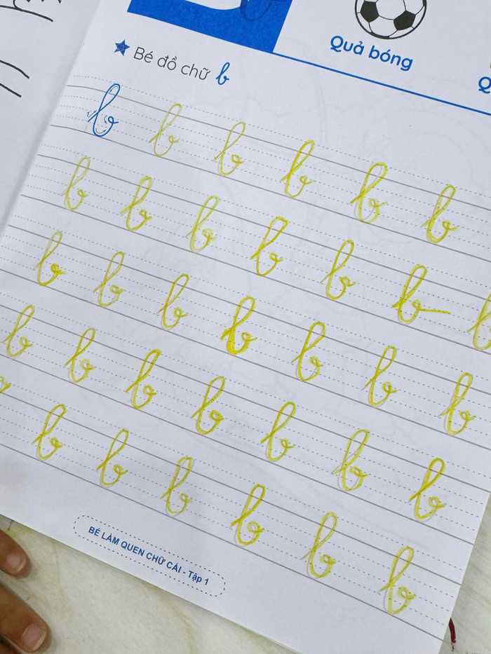 Con trai tập tành viết những chữ đầu tiên, thái độ của Hòa Minzy thế nào? Ảnh 2