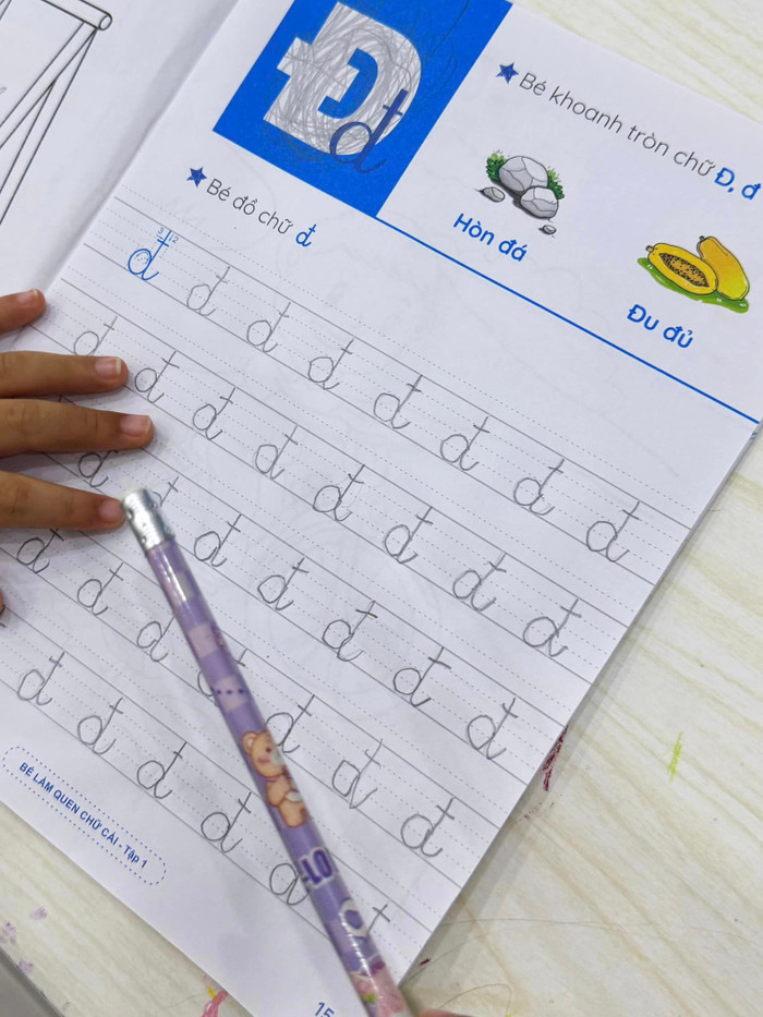 Mới tập viết nhưng bé Bo đã có nét chữ tròn, đẹp. 