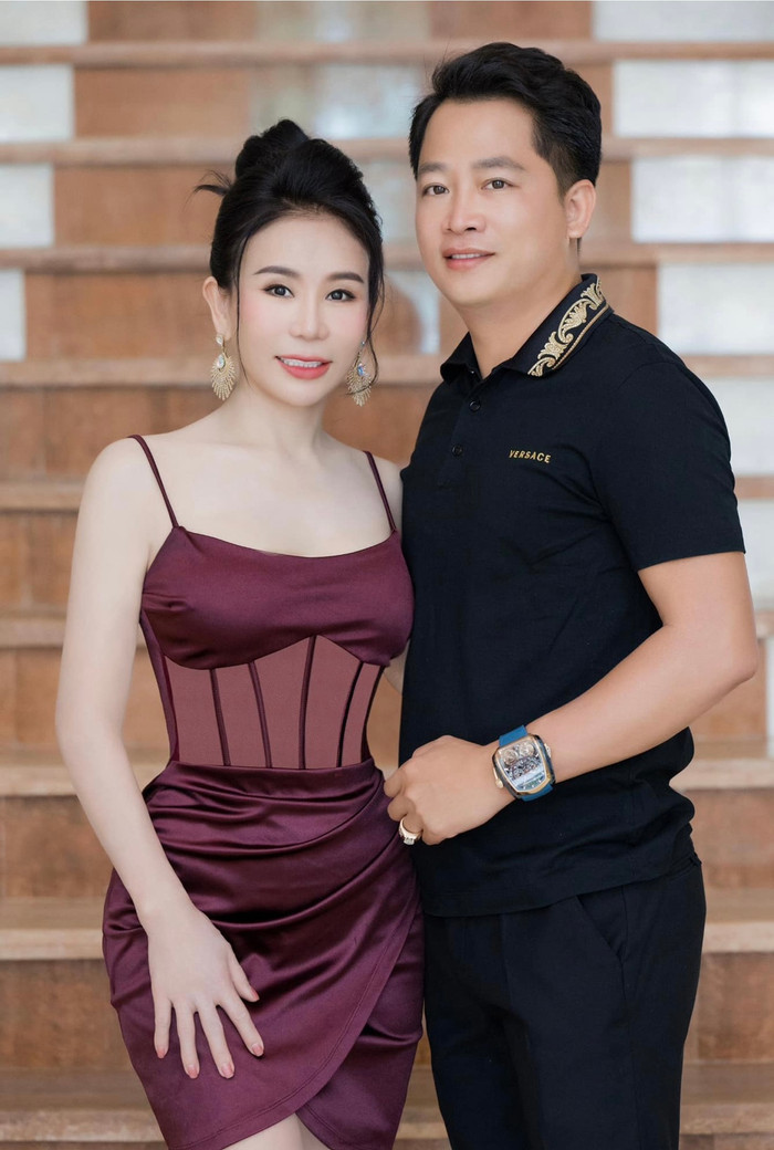 Bà Phan Thị Mai và ông xã Hoàng Kim Khánh