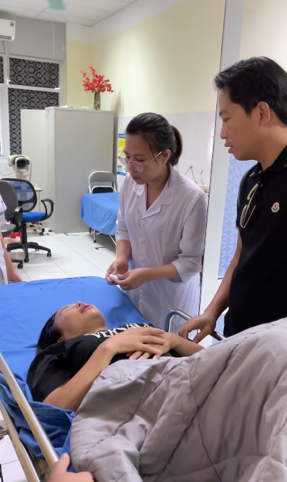 Mắt trái của bà Phan Thị Mai bất ngờ bị đau nhức đến mức không mở ra được