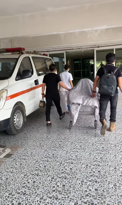 Lo lắng cho sức khoẻ của bà xã, ông Hoàng Kim Khánh đã tức tốc đưa vợ đi cấp cứu.