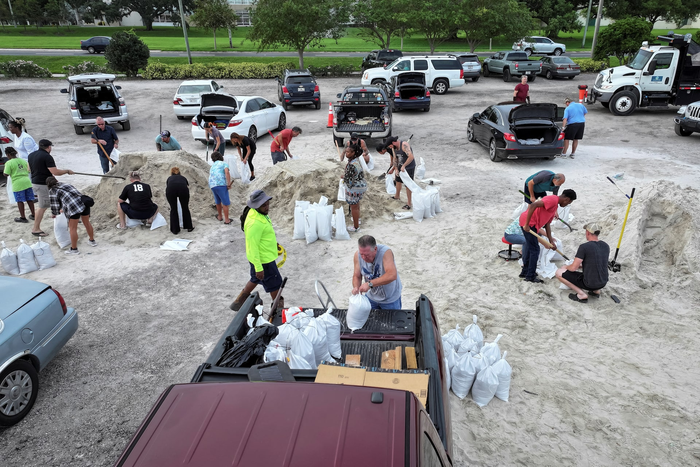 Người dân đang lấp đầy các bao cát trước khi bão đổ bộ vào Big Bend hôm 25/9. (Ảnh: Reuters)