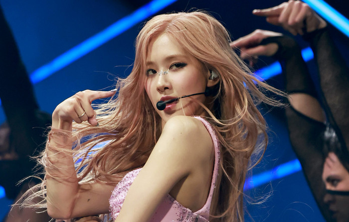 Rosé về chung nhà với Cardi B, Charlie Puth,... Jennie công bố ngày quan trọng Ảnh 3