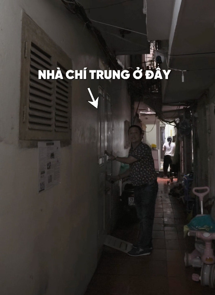 Chí Trung hiện đang sống trong một căn nhà nhỏ ở phố Tràng Tiền. 