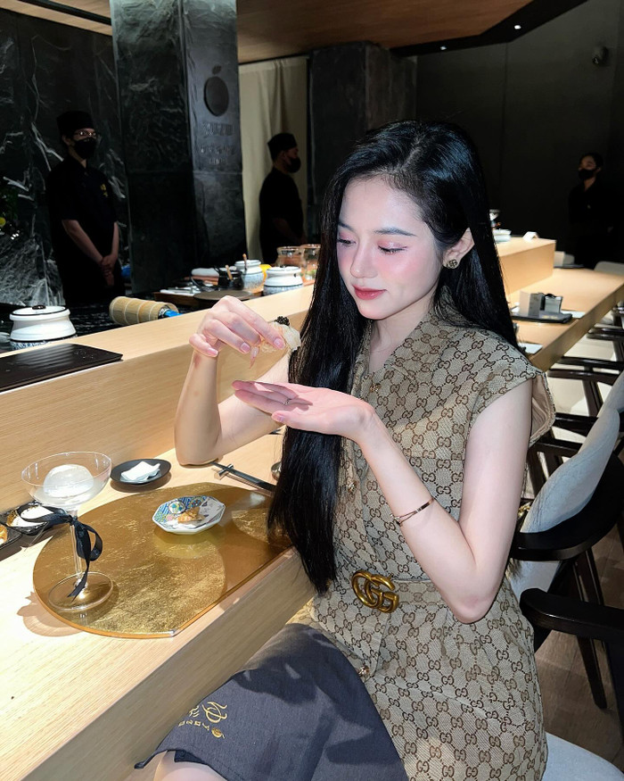 Ý Nhi chỉ vừa tròn 18 tuổi trong năm nay. Theo tìm hiểu, người đẹp là cựu học sinh ở một trường Chuyên nổi tiếng ở tỉnh Phú Yên và chuẩn bị theo học Trường Đại học Khoa học Xã hội và Nhân văn - Đại học Quốc gia TPHCM. Ngoài công việc TikToker, cô nàng còn làm thêm mẫu ảnh. 