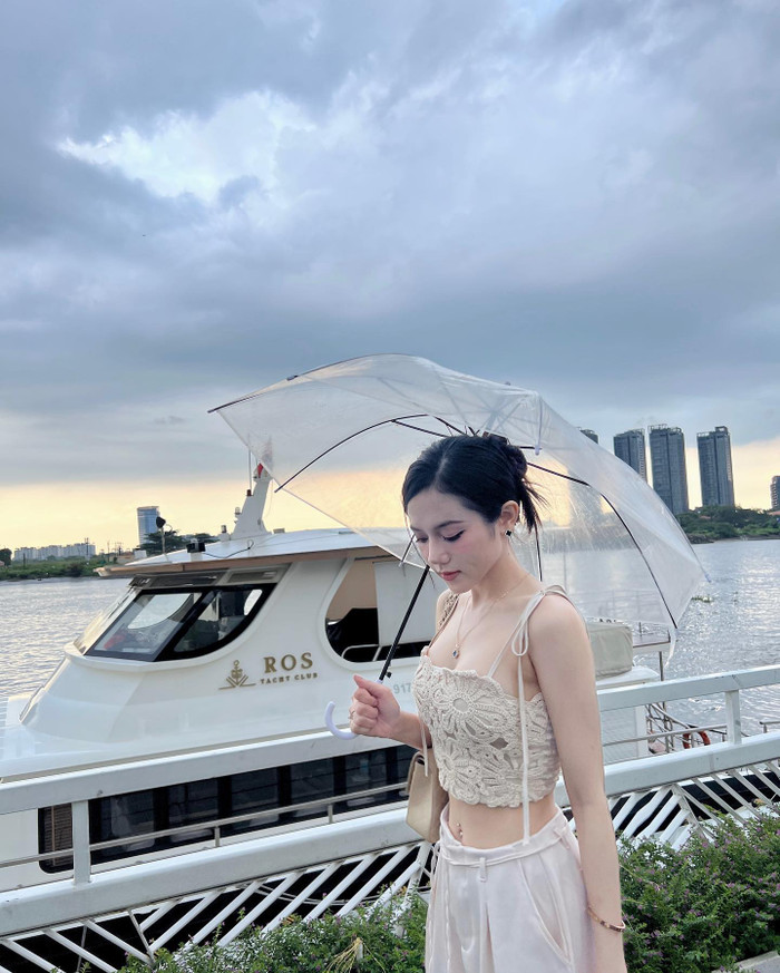 Phong cách của bạn gái mới Xemesis khá đa dạng, cô yêu thích sử dụng những kiểu áo có độ hở tương đối để dễ dàng khoe bờ vai thon gọn cùng vòng eo bé xíu. 