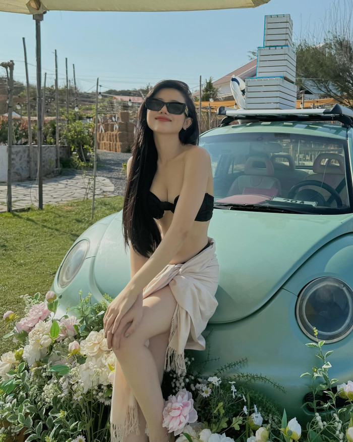 Bạn gái tin đồn của Xemesis nhiều lần 'đốt cháy' mạng xã hội với những bộ ảnh khoe dáng với bikini hai mảnh. Cô trang điểm nhẹ nhàng, trong trẻo nhưng vẫn toát được khí chất thu hút. 