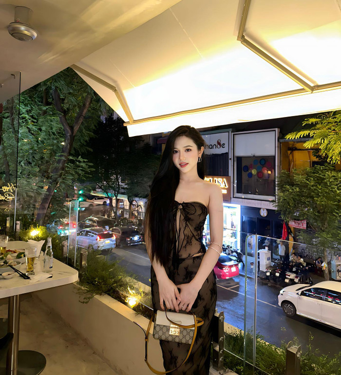 Thậm chí, người đẹp còn táo bạo diện cả áo xuyên thấu xẻ tà giúp tôn được 'tuyết lê' đầy đặn khi đi ăn ở nhà hàng sang trọng. 