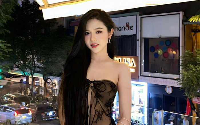 Bạn gái mới ăn diện cực bốc lửa khi du lịch riêng tư với Xemesis? Ảnh 2