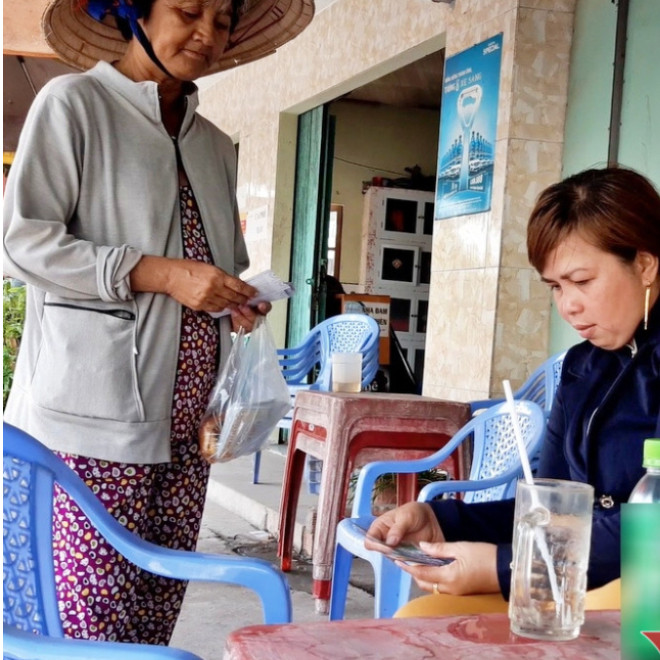 Nhiều người dân mua vé số với hi vọng được đổi đời (Ảnh: VietNamNet)