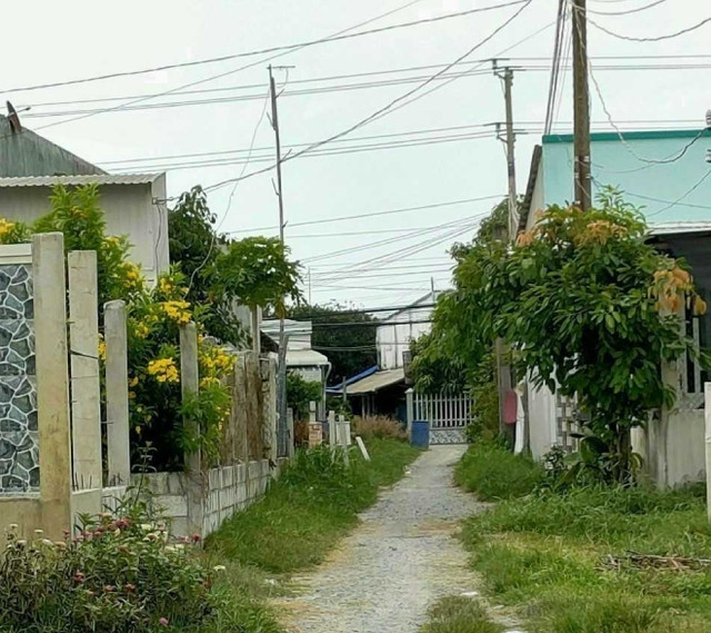 Con đường dẫn vào nhà chị Hiên.