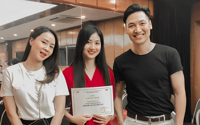 Hoa khôi Thái Nguyên (áo đỏ) được Hồng Diễm và Mạnh Trường trao giấy chứng nhận diễn xuất.