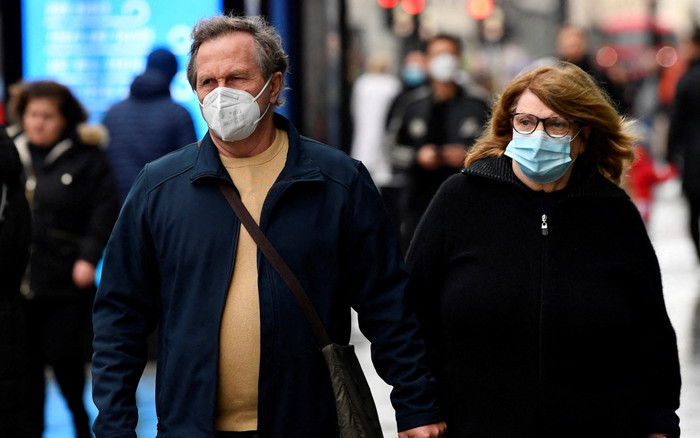 Ca nhiễm COVID-19 tăng đột biến, các chuyên gia tại Anh tuyên bố 'đầu hàng' Ảnh 2