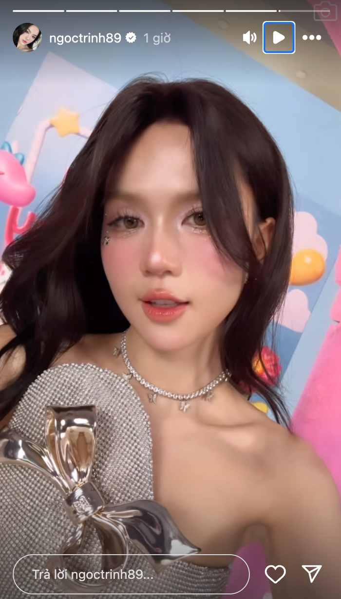 Ngọc Trinh tất bật cho phiên livestream bán hàng trong ngày sinh nhật. Ảnh: Chụp màn hình